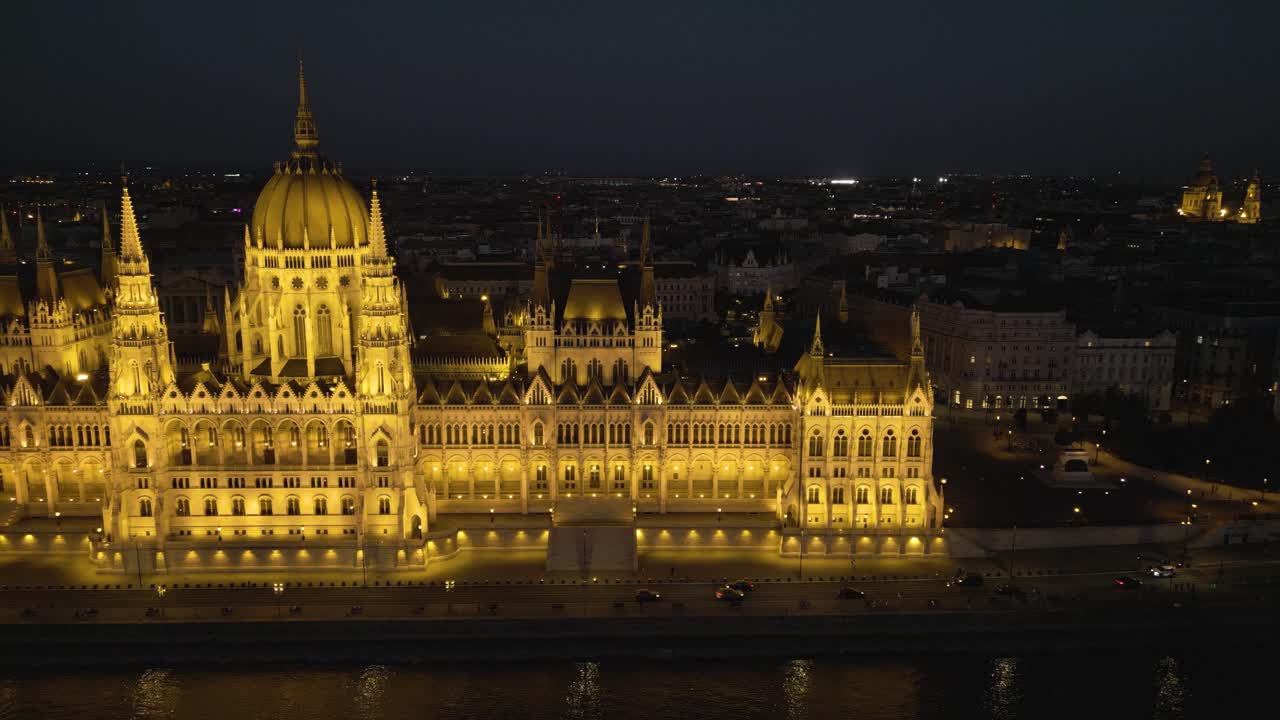Incredibile veduta aerea del Palazzo del Parlamento Ungherese di notte a Budapest
