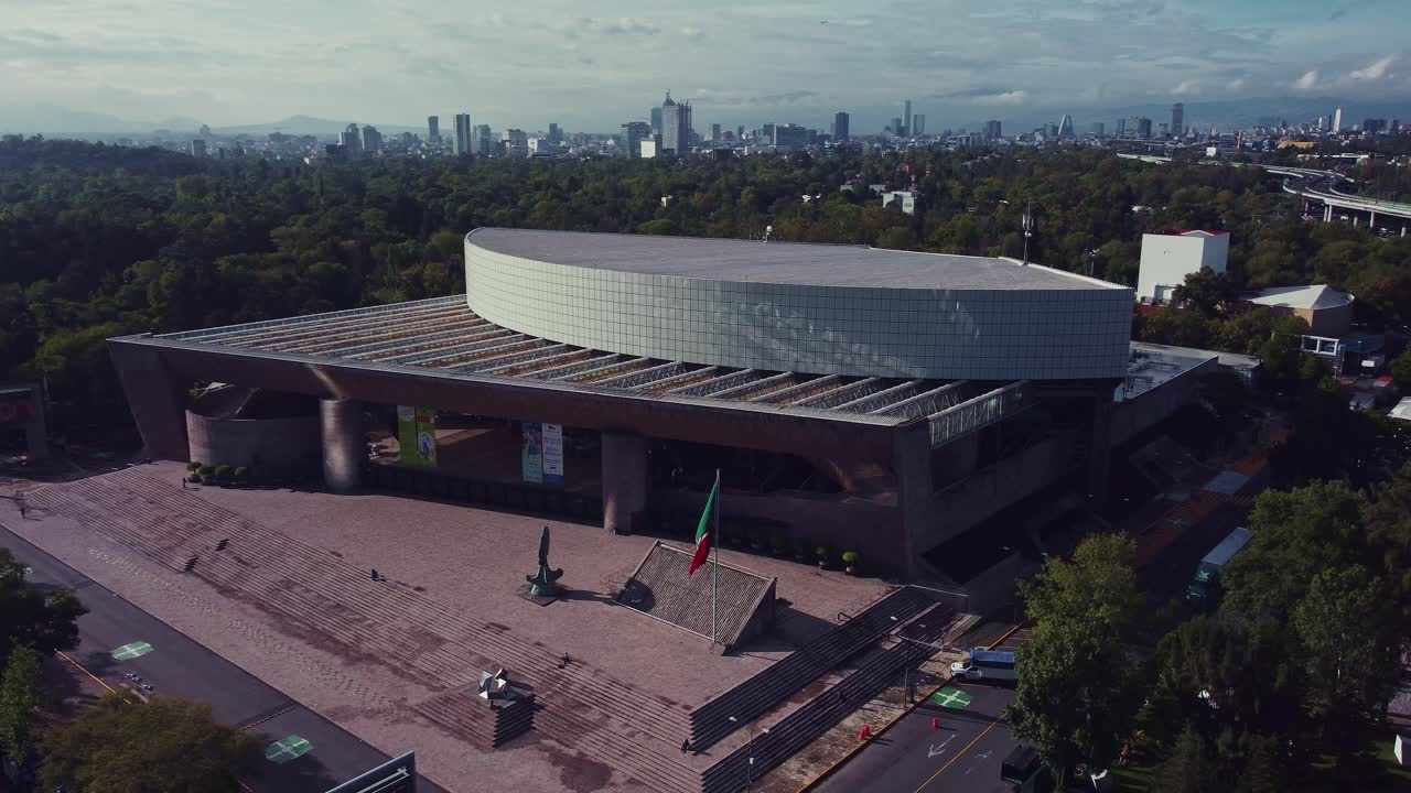 fotografía orbital del auditorio nacional de méxico en una mañana soleada, la bandera nacional ondea en su asta en la fachada del edificio