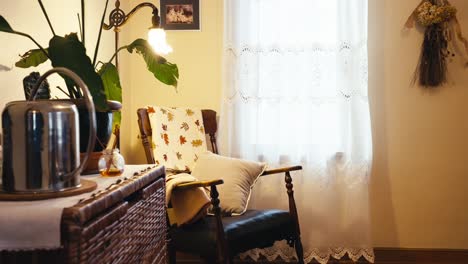 disparo panorámico que revela una vieja silla de balanceo de madera en una casa junto a una ventana