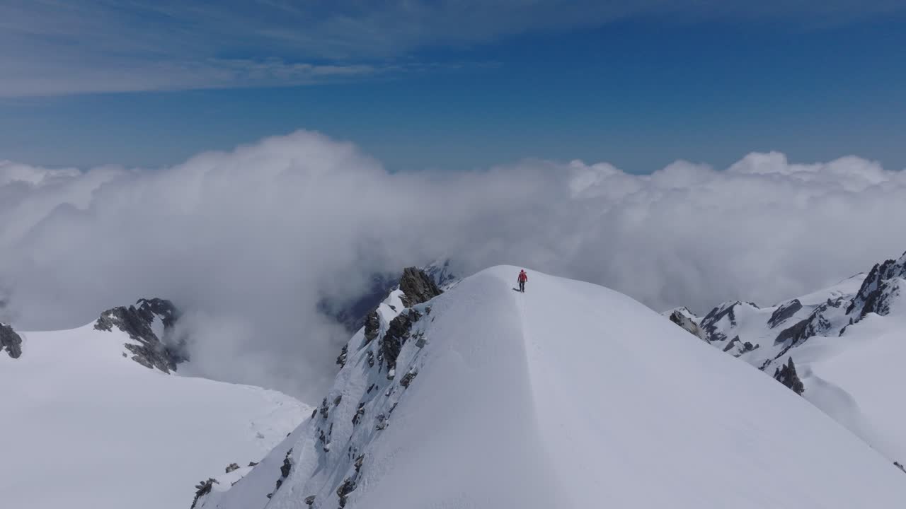 un hombre escalando montañas nevadas en los remotos ámbitos salvajes de la naturaleza