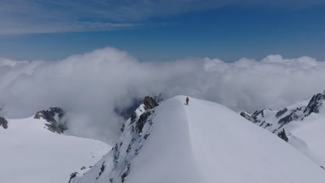 Un-Hombre-Escalando-Montañas-Nevadas-En-Los-Remotos-Rincones-Salvajes-De-La-Naturaleza