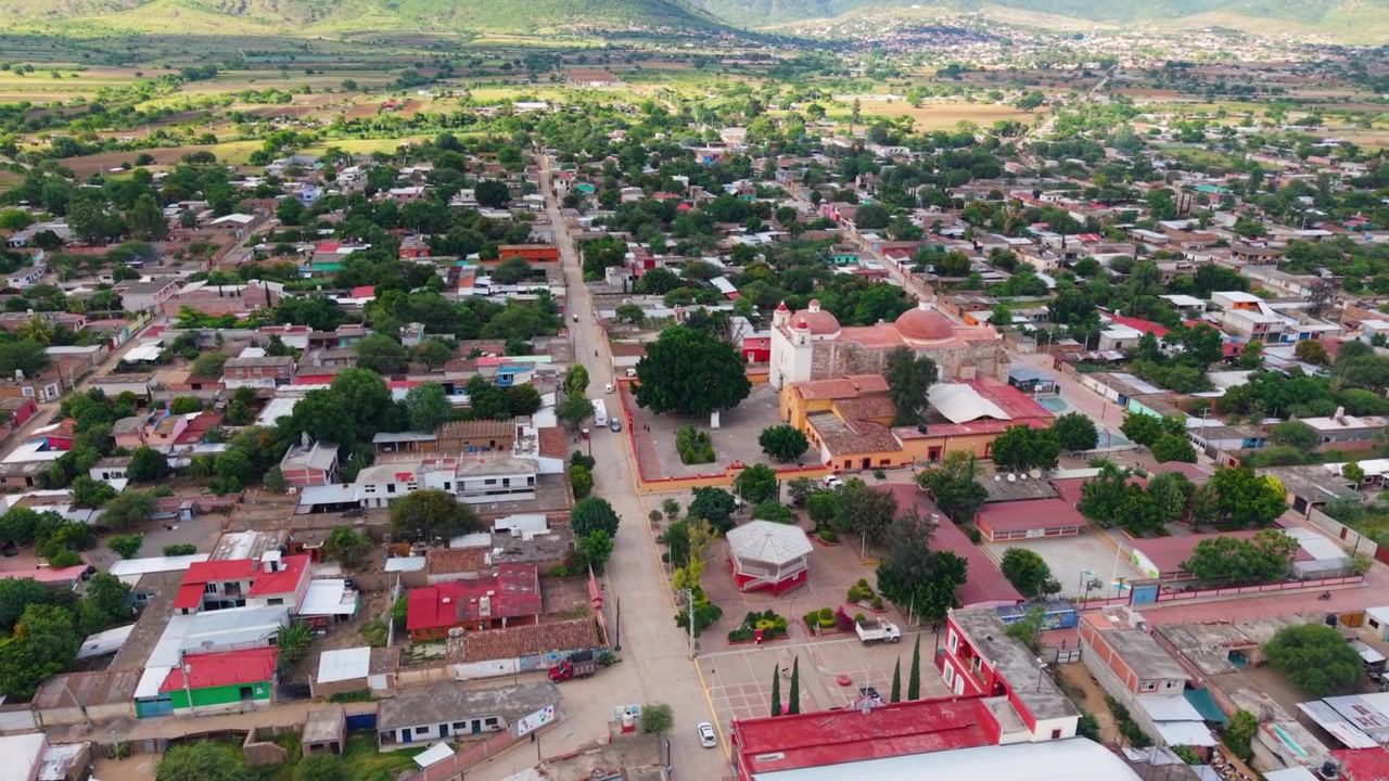 Vista aérea panorámica de la iglesia católica en San Mateo Macuilxóchitl, México