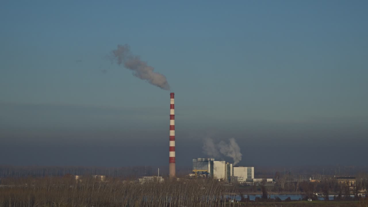 가열 시설 굴과 겨울에 연기가
