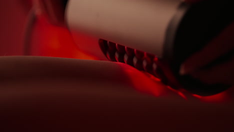 mujer que recibe tratamiento con luz roja