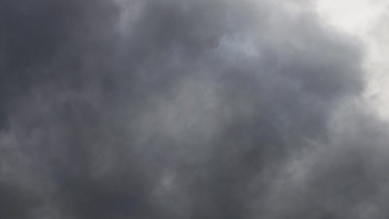 폭풍우 구름에서 번개가 는 광경 4k