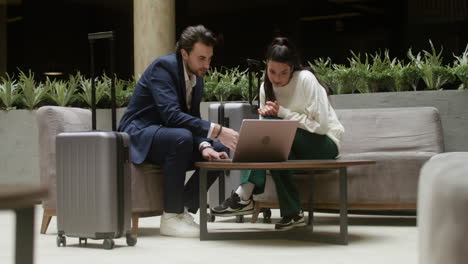 Gente-De-Negocios-Trabajando-En-Sus-Computadoras-Portátiles-En-El-Vestíbulo-Del-Hotel