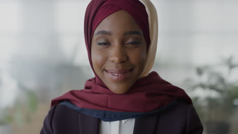 Primer-Plano-Retrato-Exitosa-Mujer-De-Negocios-Negra-Sonriendo-Disfrutando-De-Una-Carrera-De-Gestión-Profesional-Hermosa-Mujer-Musulmana-Afroamericana-Usando-Hijab-En-La-Oficina