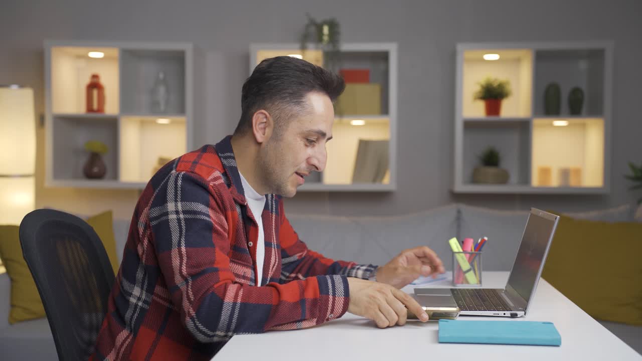 el hombre enamorado se excita con el mensaje telefónico entrante.