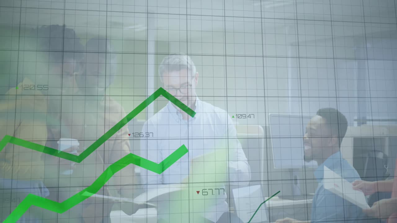 animación de líneas verdes y procesamiento de datos financieros sobre diversas personas de negocios en la oficina