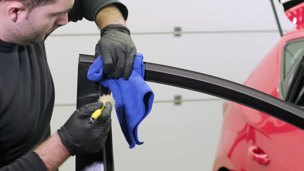 전문적인 자동차 청소. 샤워. 의 건조 청소 및 세부 사항. 바디의 깊은 청소, 좌석 청소. 자동차 세탁에서 거품을 는. 먼지에서 자동차 패널을 청소하는. 진공청소기