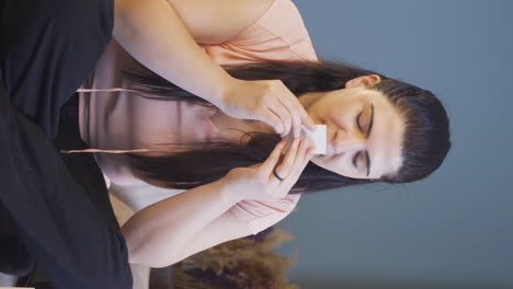 video vertical de la mujer afligida. la mujer está mirando la foto y besándola.