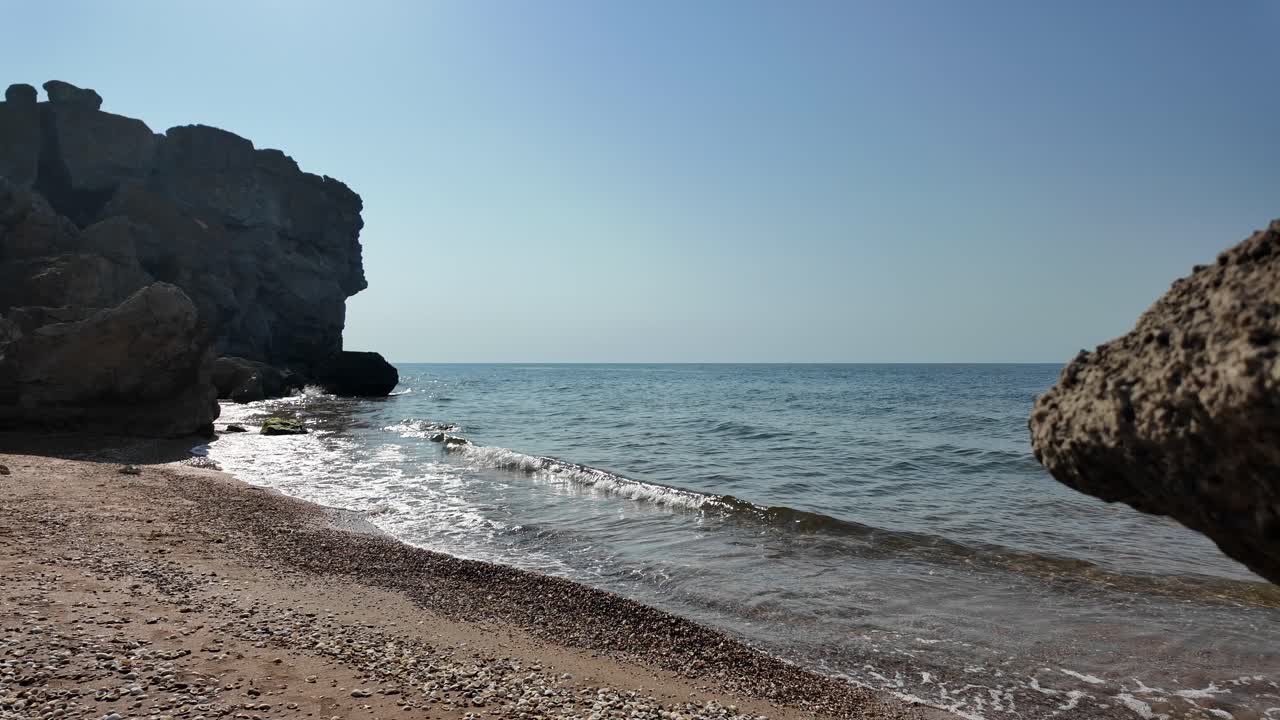 Kayalar ve Sakin Deniz ile Huzurlu Plaj Manzarası
