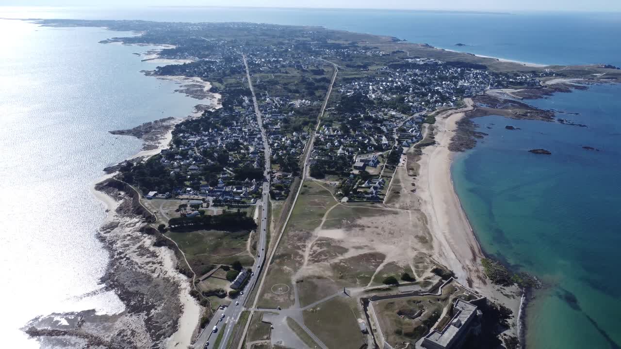 브리타니의 퀴베론 반도에 있는 펜티에브르 해변, 화창한 날씨에 드론샷