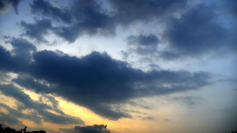 Las-Nubes-Pasan-En-El-Tiempo,-Las-Nubes-Oscuras-De-La-Tarde-Se-Acercan-A-La-Oscuridad.