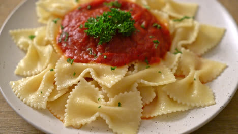 pasta farfalle en salsa de tomate con perejil - estilo de comida italiana