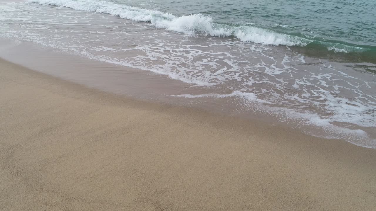 아침에 바다의 파도에 대한 항공 드론 영상