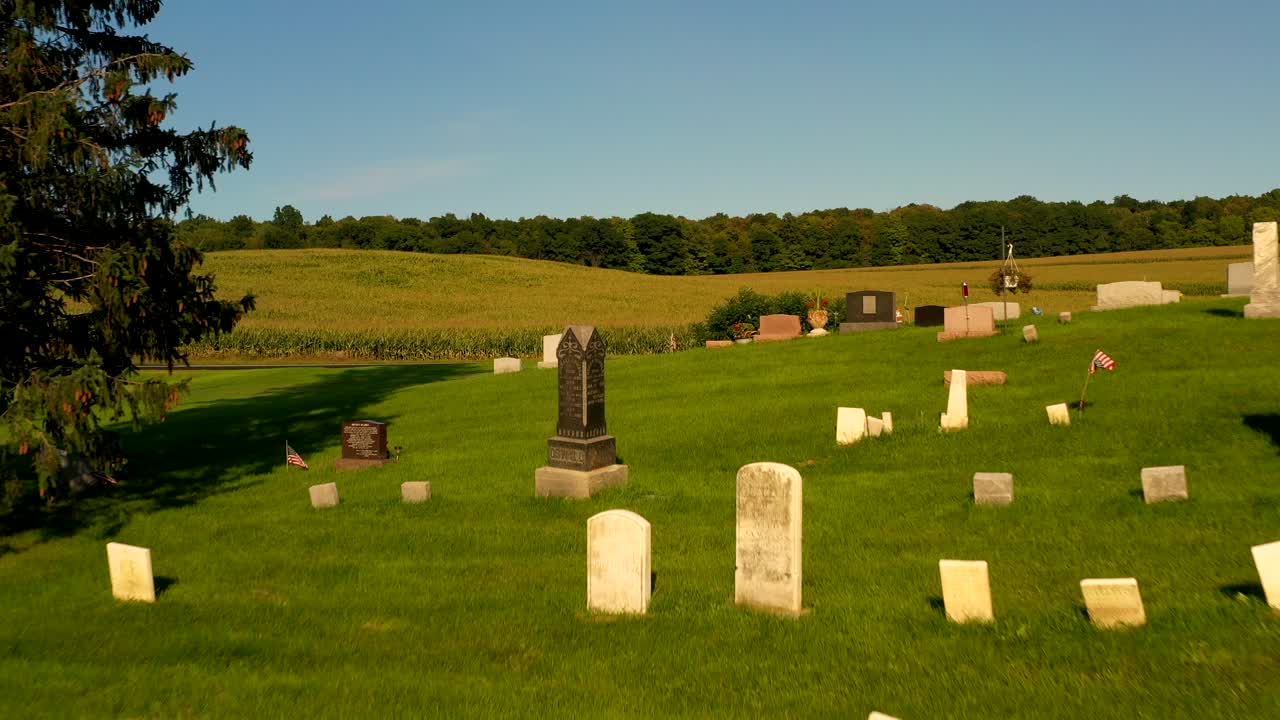paso de drones sobre las piedras de la cabeza del cementerio de gorham