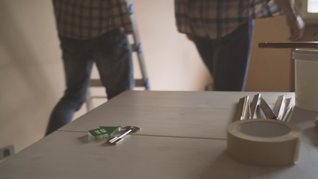 pareja mudándose a su nueva casa y renovación del hogar