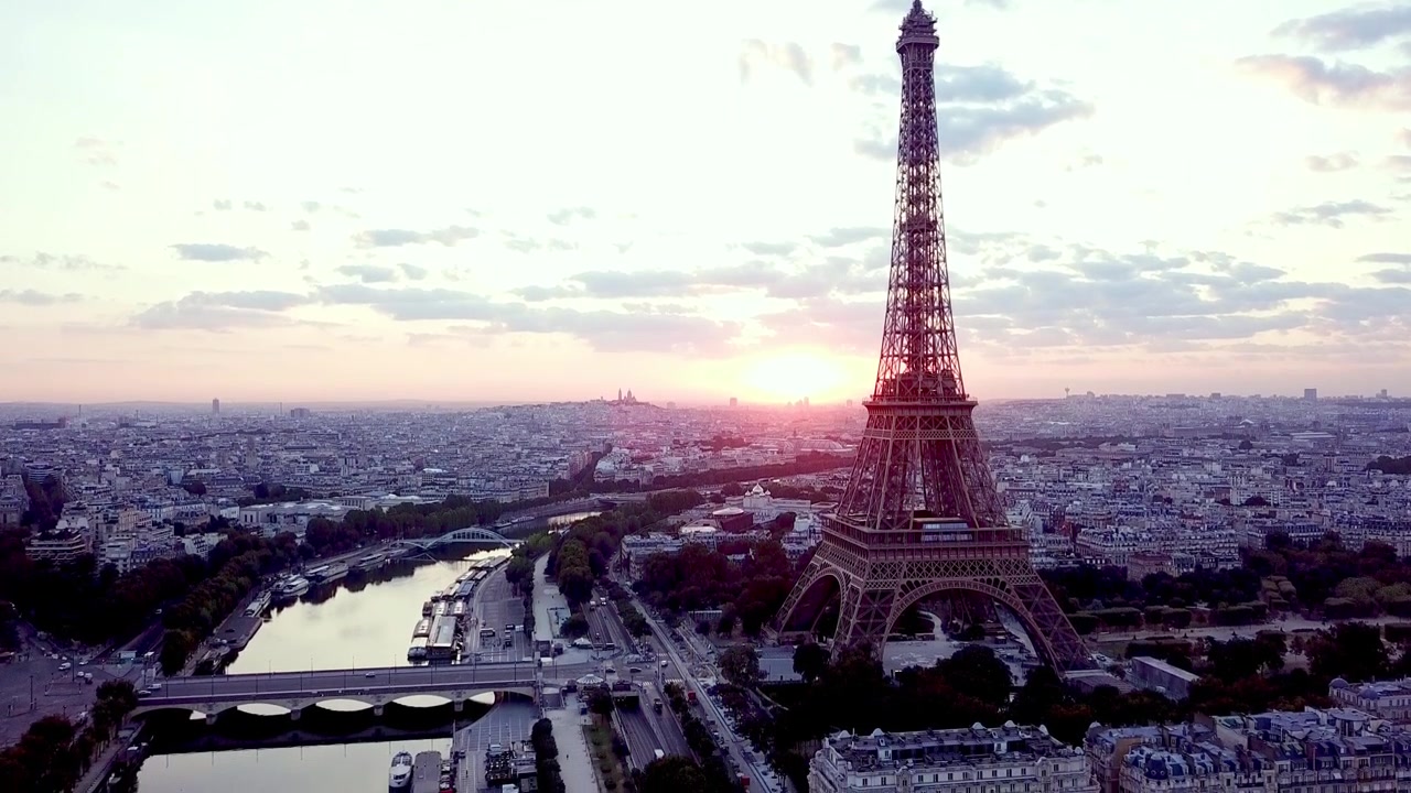 Vista frontale elevata della Torre Eiffel con il sole di fronte, inclinazione verso il basso per rivelare la torre e il ponte Iéna, skyline di Parigi