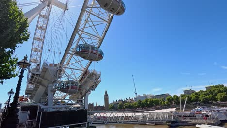 la rueda de la ferris girando cerca del río támesis en londres