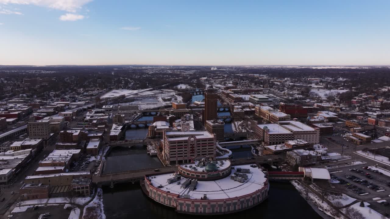 일리노이 주 아우로라 시내의 아름다운 공중 풍경, 스톨프 섬, 추운 겨울 날