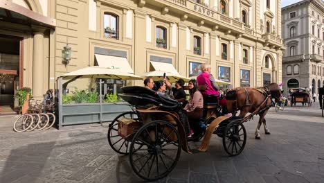 un paseo en carruaje por las calles históricas de florencia.