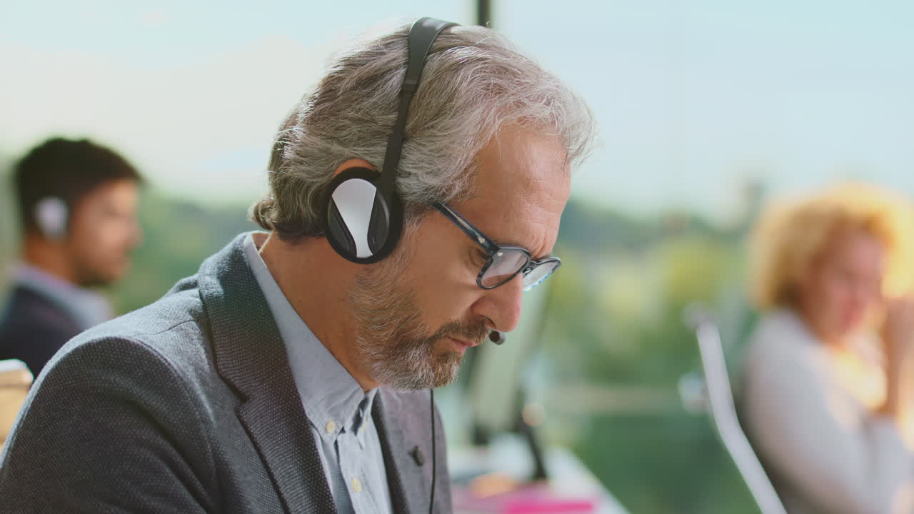 Uomo d'affari che parla al microfono in un call center