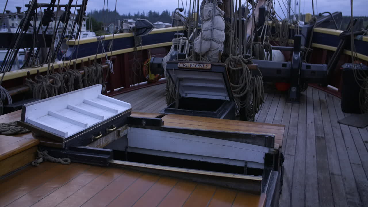 barco de vela antiguo al anochecer