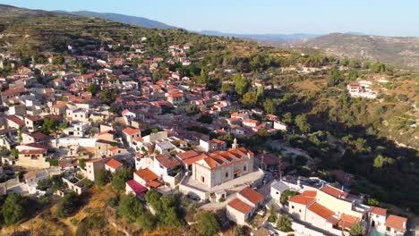 Imágenes-Aéreas-De-Drones-Al-Atardecer-Del-Pueblo-Tradicional-En-La-Cima-De-Una-Colina-Vouni,-En-Limassol,-Chipre-1