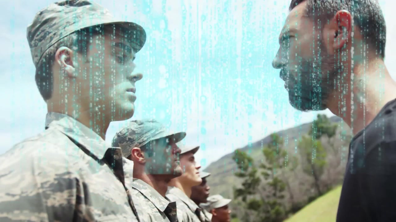 Dieses Video zeigt einen männlichen Trainer, der eine Gruppe Militärrekruten durch ein Bootcamp-Training führt