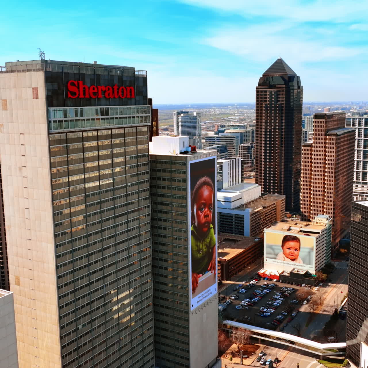 Grattacieli con facciate a specchio nel centro di Dallas, Texas, USA. Riprese aeree con drone sopra il paesaggio urbano di giorno.