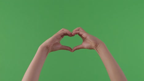 manos en forma de corazón