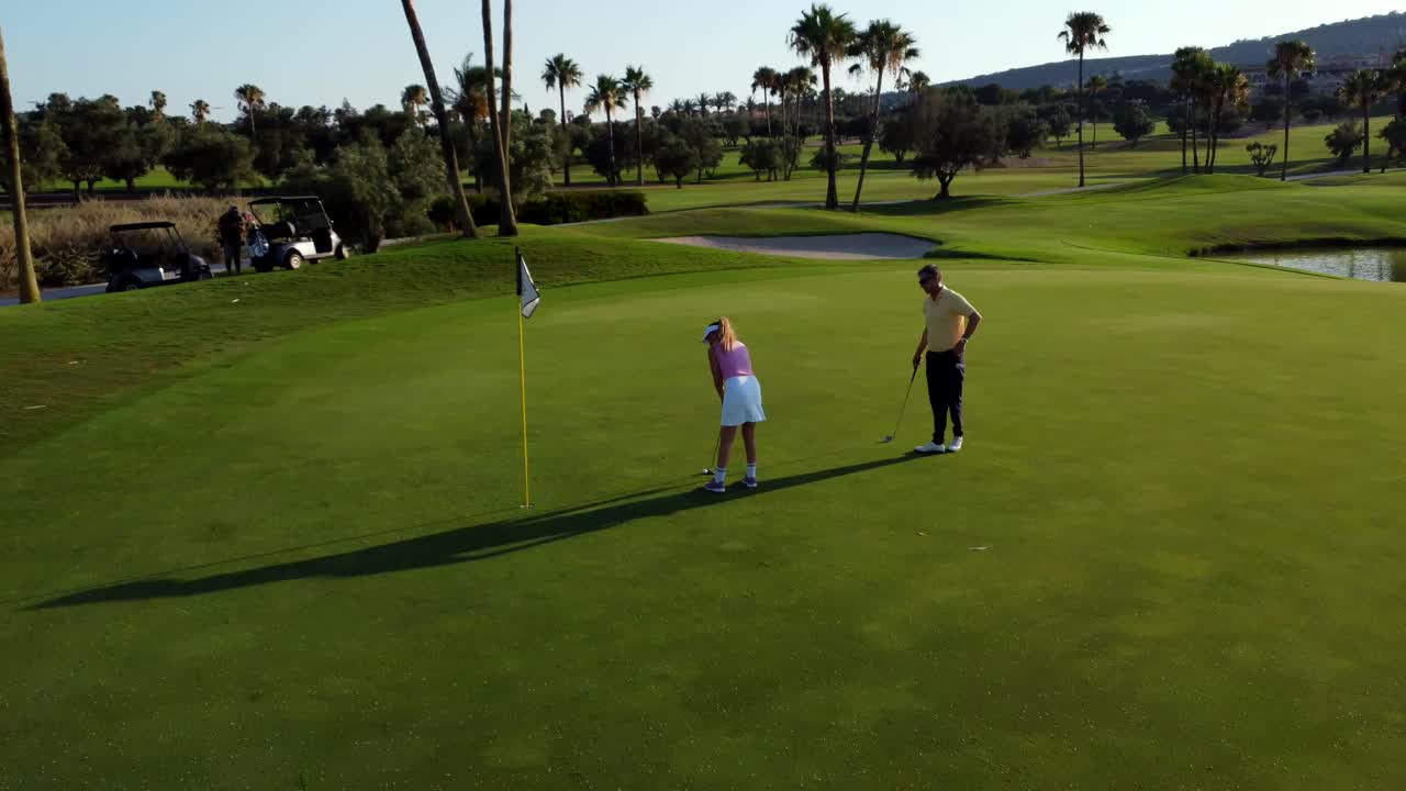 Giocare a golf in una giornata di sole