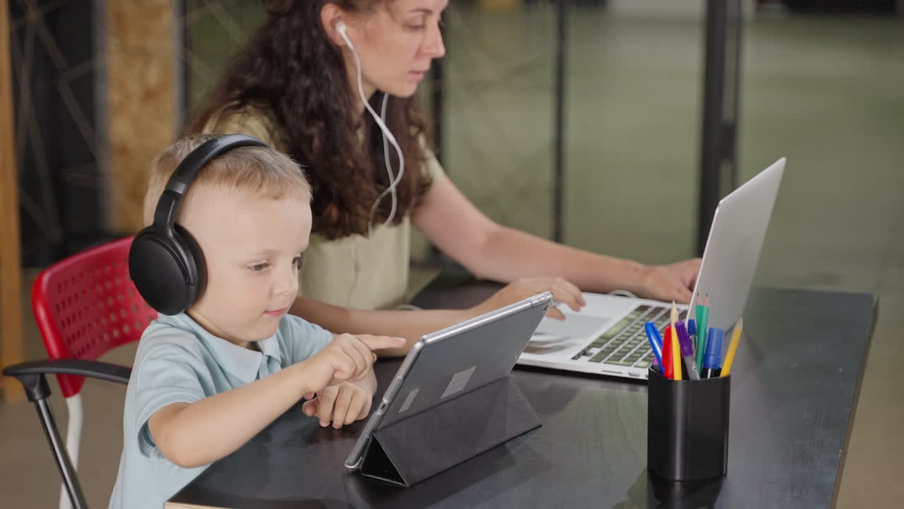 madre e hijo aprendiendo en línea juntos