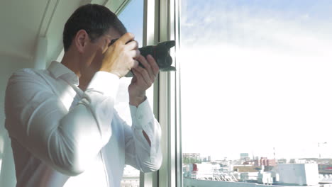 Hombre-Tomando-Fotografías-De-La-Vista-De-La-Ciudad