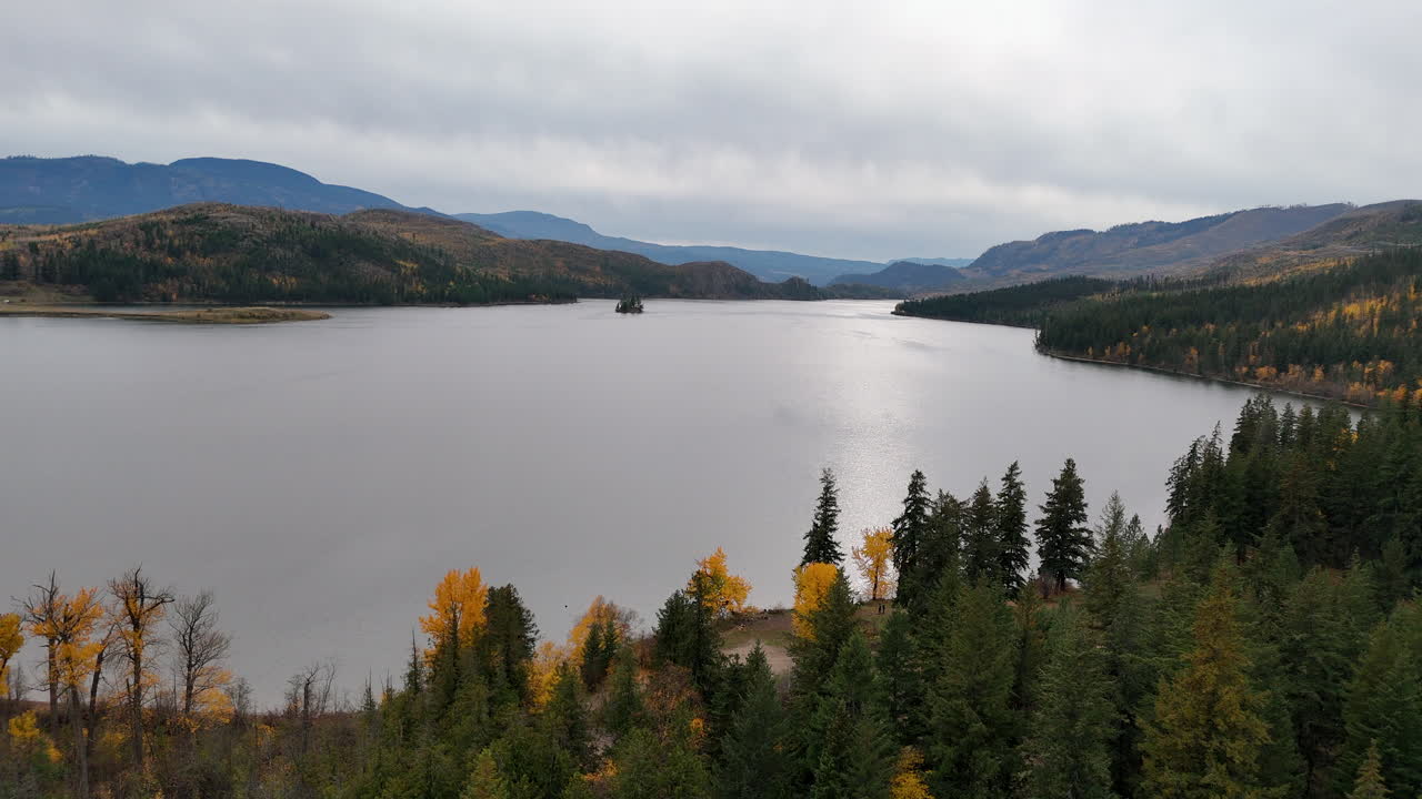 lago niskonlith en otoño: belleza tranquila en las tierras altas de shuswap, columbia británica