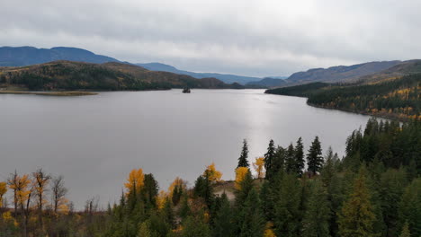 Lago-Niskonlith-En-Otoño:-Belleza-Tranquila-En-Las-Tierras-Altas-De-Shuswap,-Columbia-Británica