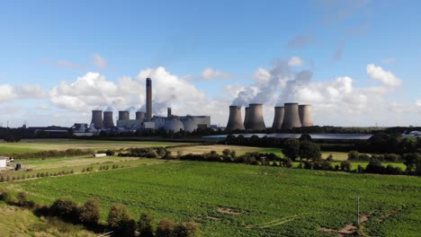 imágenes de drones de la central eléctrica de drax en la aldea de drax cerca de selby, yorkshire, reino unido