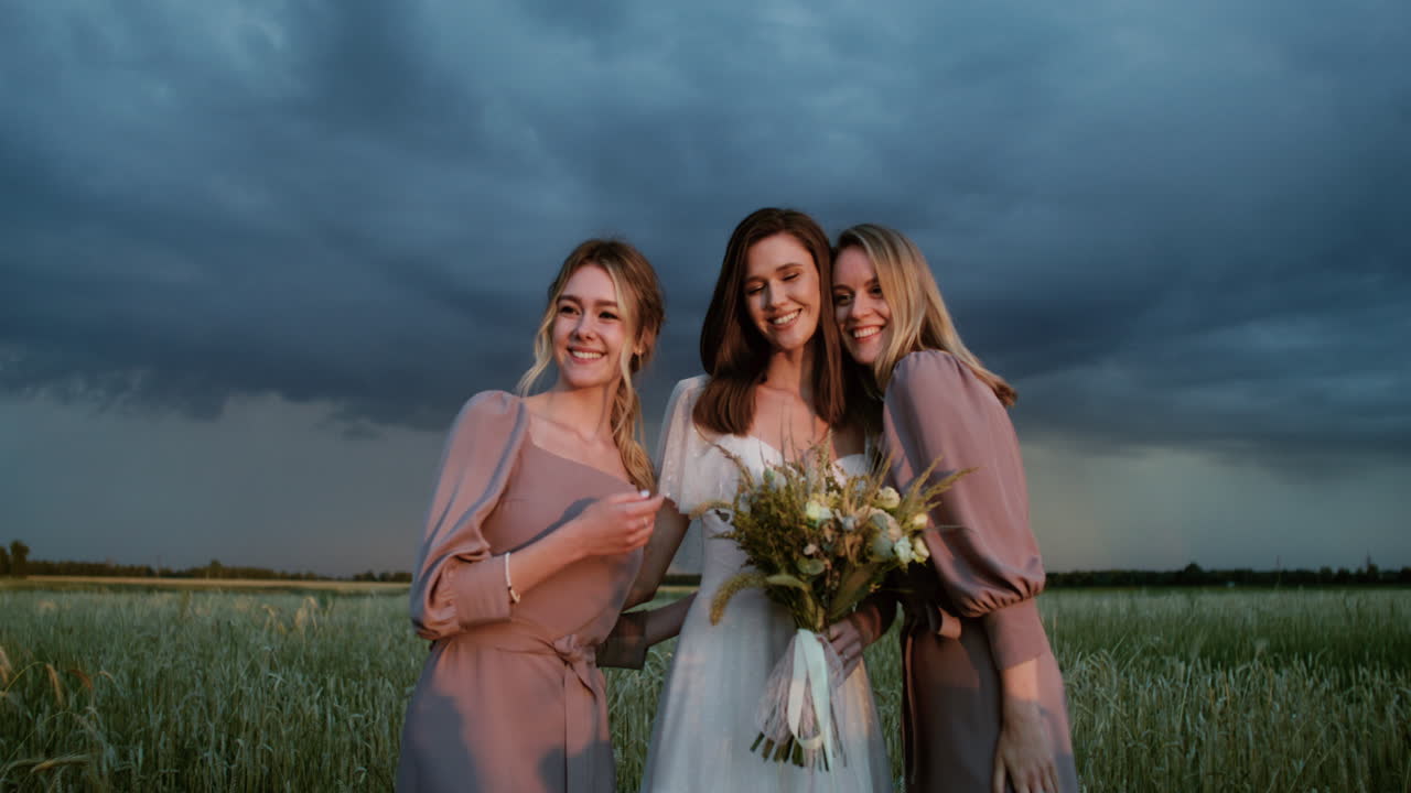 невеста позирует со своими подружками невесты