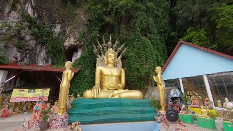 Fpv-drohnenaufnahme-Von-Buddha-Im-Thailändischen-Tempel