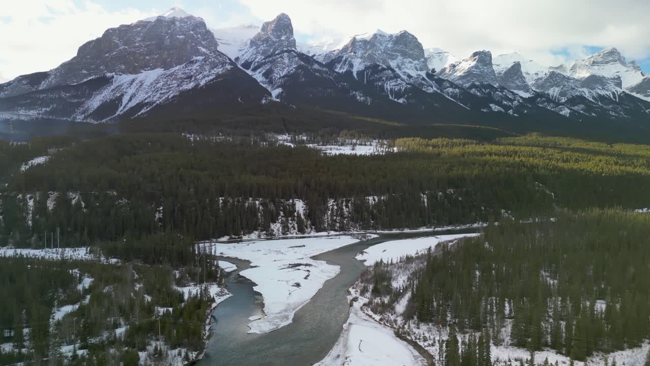 캐나다 앨버타 주 캔모어의 보우 리버의 공중 판 - 드론 4k
