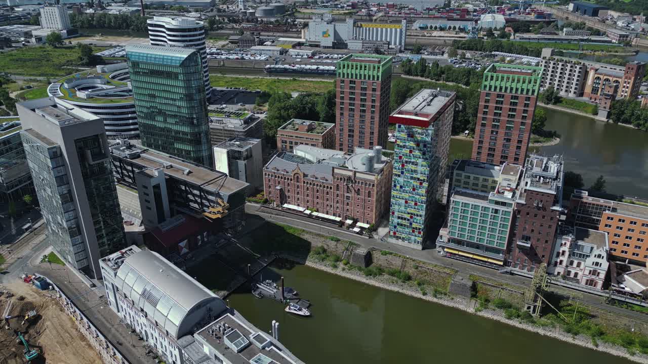 дюссельдорф, известный своей художественной сценой, роскошными магазинами и оживленной ночной жизнью