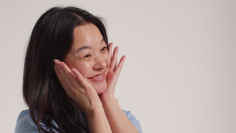 사진 부스 스타일의 초상화를 위해 포즈를 취하는 색 스튜디오 배경 앞의 젊은 여성 그룹의 측면 시각 1
