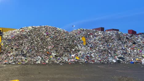 Montón-De-Basura-En-Las-Instalaciones-De-Reciclaje-En-Birmingham,-Reino-Unido