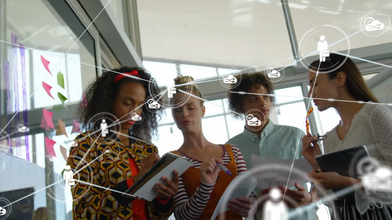 animación de una red de iconos digitales sobre diversos colegas discutiendo juntos en la oficina