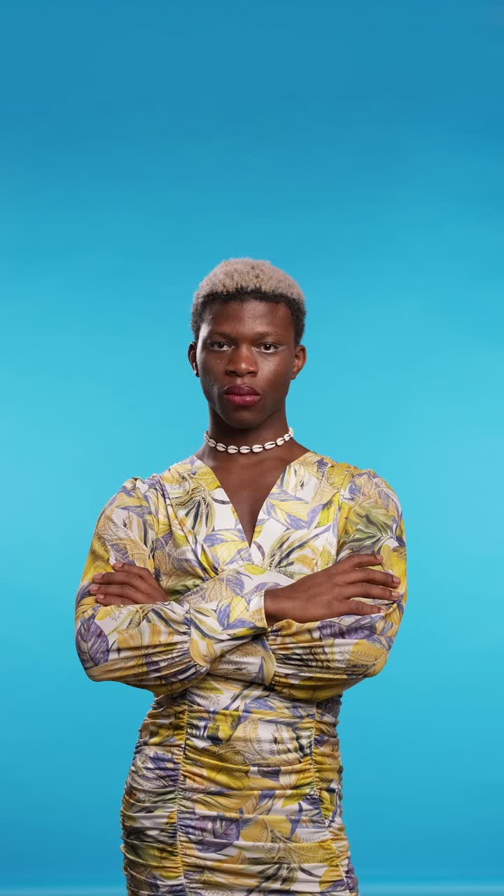 Transgender-Mann blickt mit ernstem Gesicht in die Kamera.