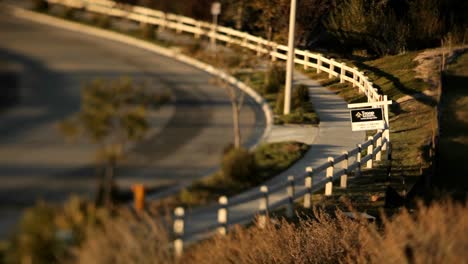 Ein-Leerer-Bürgersteig-Oder-Radweg-In-Der-Nähe-Eines-Verkaufsschildes