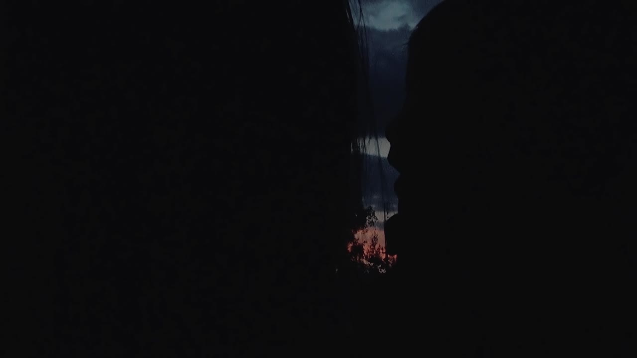 엄마는  ⁇ 빛에 맞서 딸과  ⁇ 안고 있습니다.