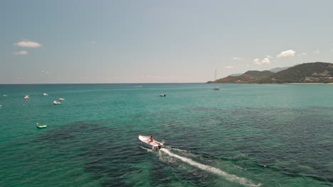 Lancha-Navegando-En-El-Océano-Azul-En-La-Costa-Esmeralda-En-Cerdeña,-Italia