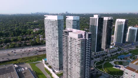 desarrollos de condominios de north york cerca de la autopista 401 con la torre cn y el horizonte del centro de la ciudad en el fondo